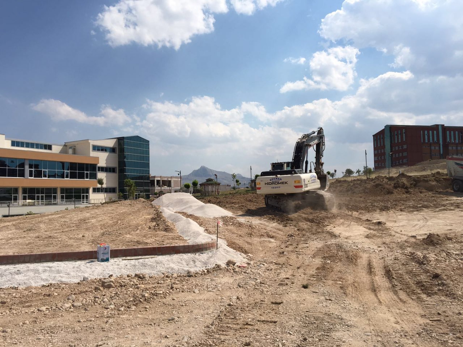 MEHMET AKİF ERSOY ÜNİVERSİTESİ TOPLANMA MERKEZİ VE ÇEVRE DÜZENLEMESİ YAPIM İŞİ